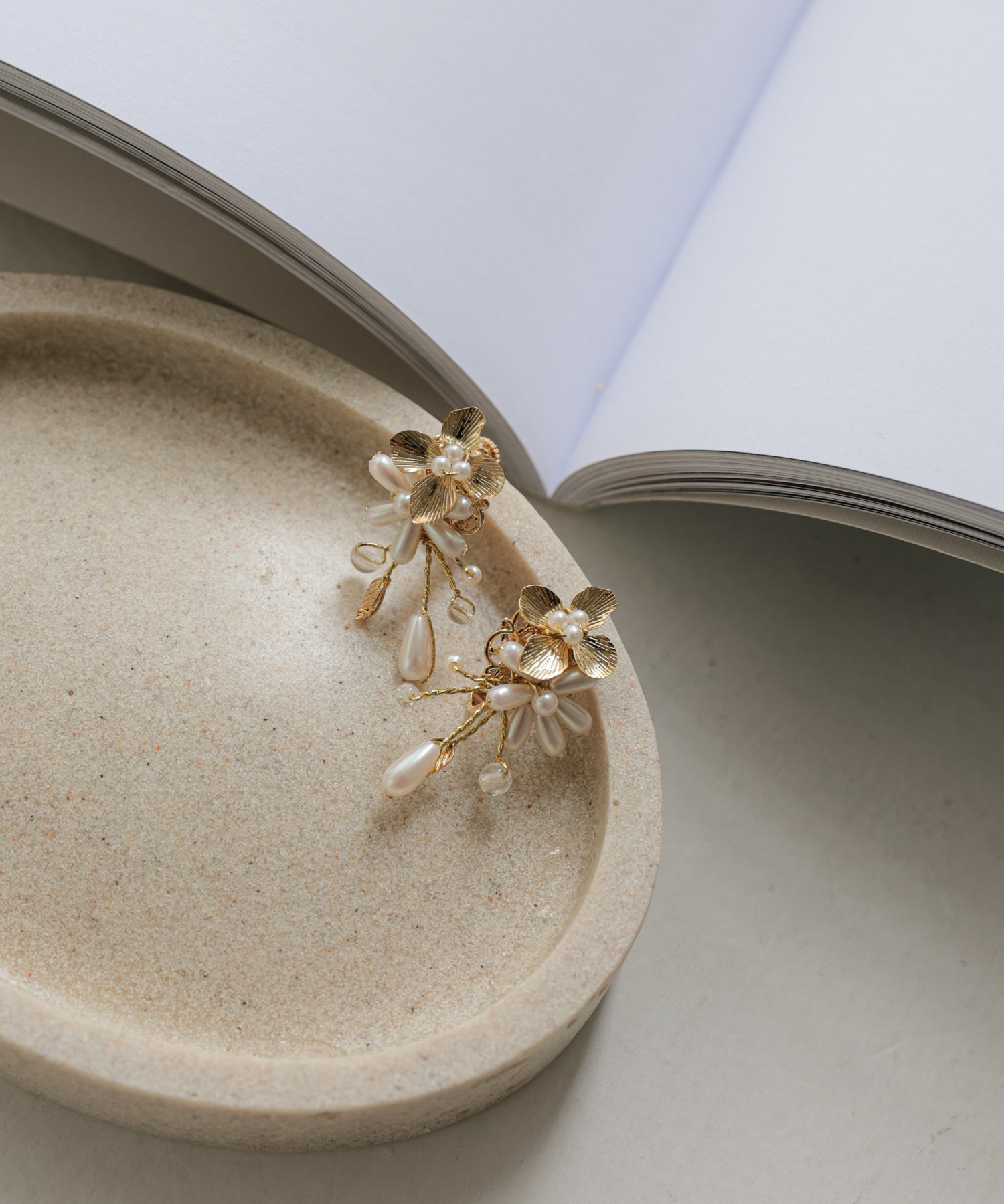 ドレスアクセサリー フラワーモチーフパールイヤリング/ERT42010