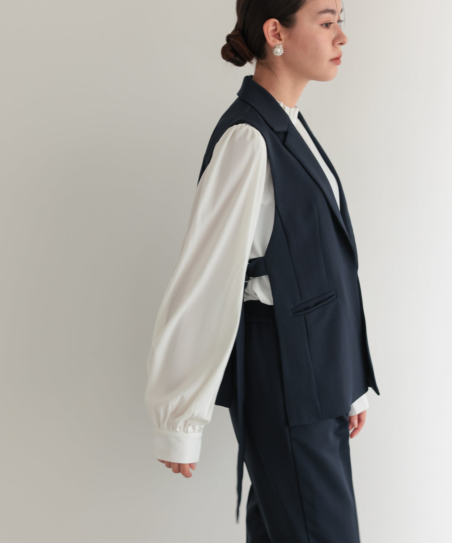 結婚式・お呼ばれドレス｜サイドベルトジレセットアップスーツ