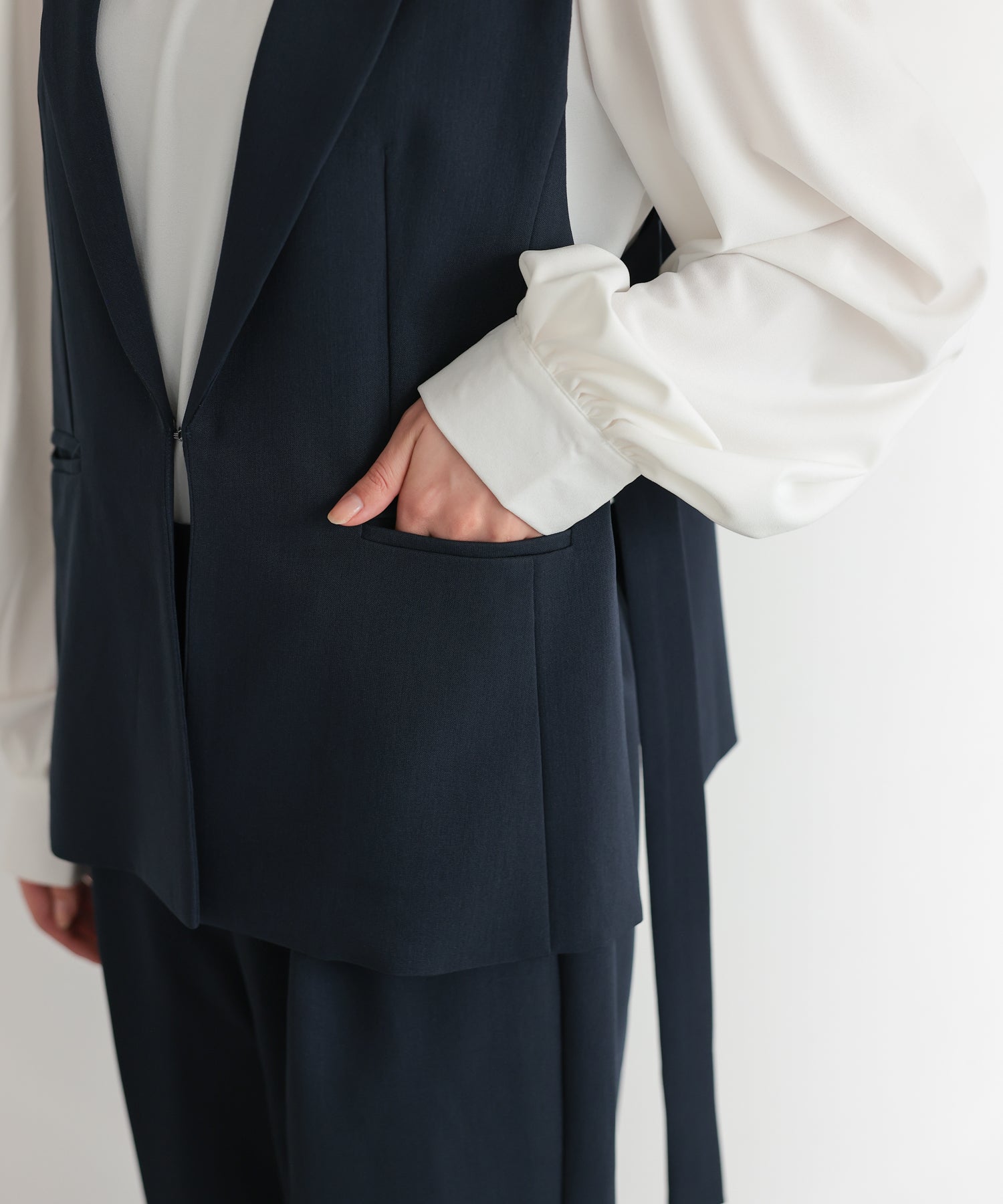 結婚式・お呼ばれドレス｜サイドベルトジレセットアップスーツ