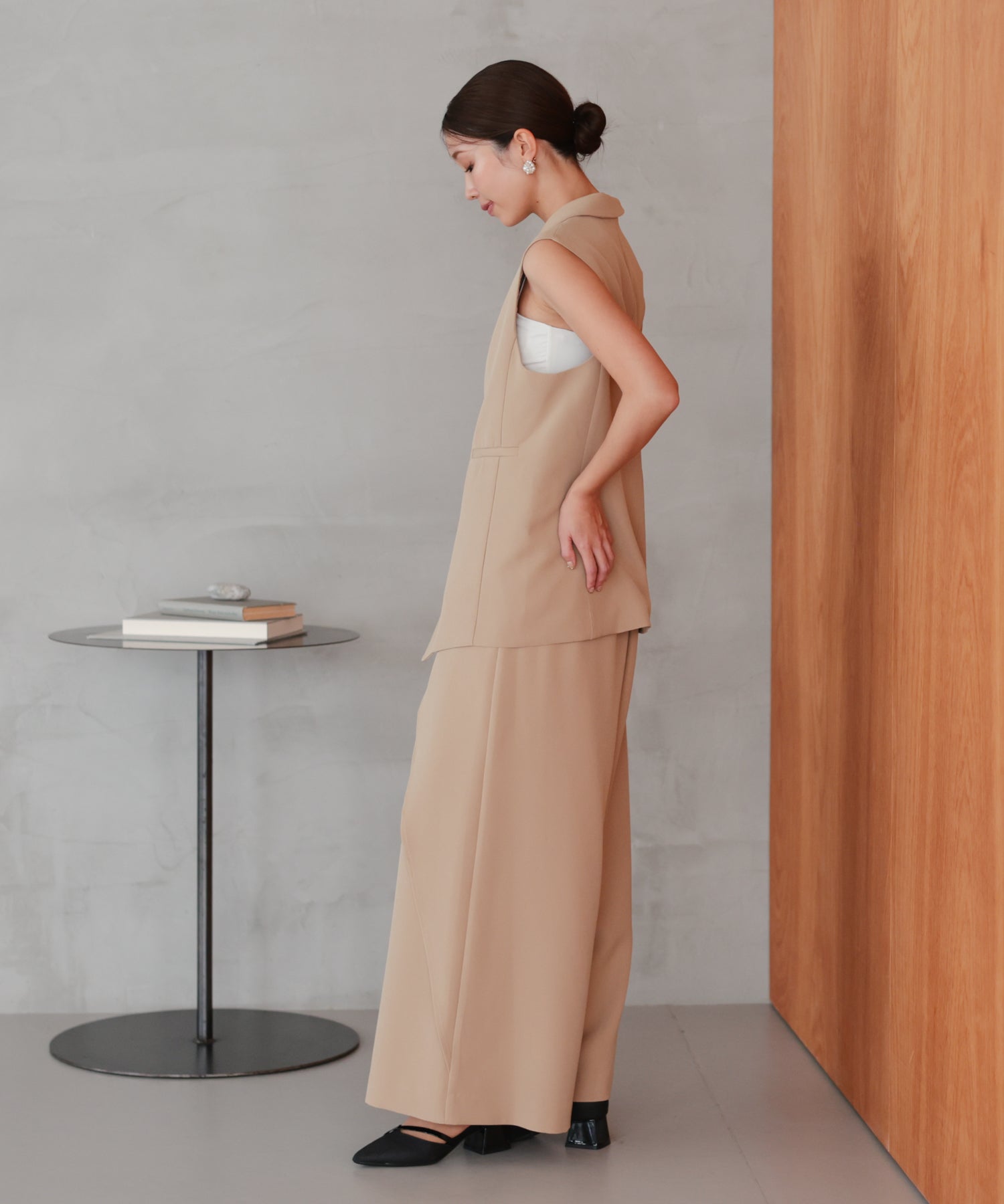 パール　セットアップ　beige 結婚式・お呼ばれドレス｜アシンメトリータックテーラードセットアップ