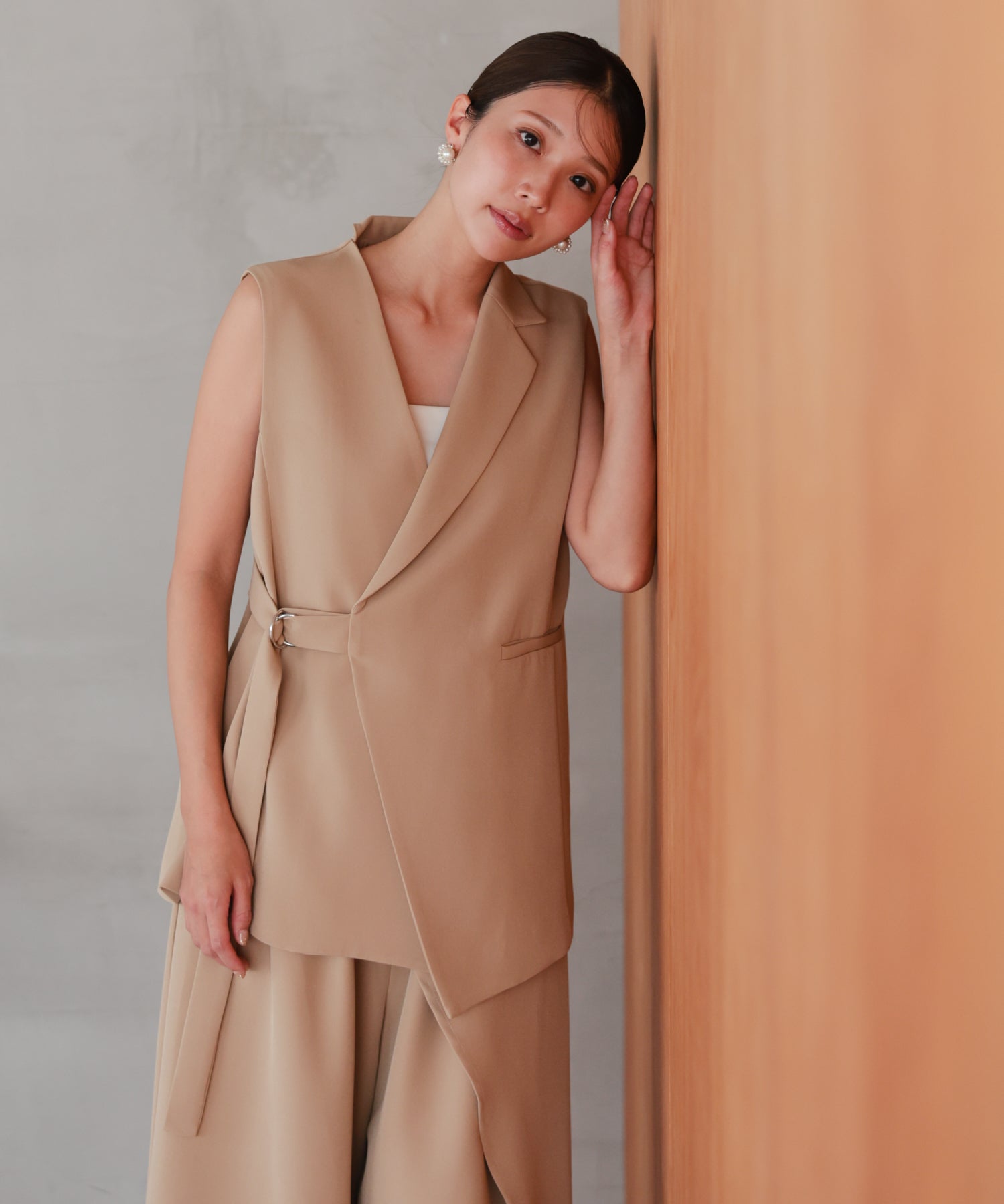 結婚式・お呼ばれドレス｜アシンメトリータックテーラードセットアップ